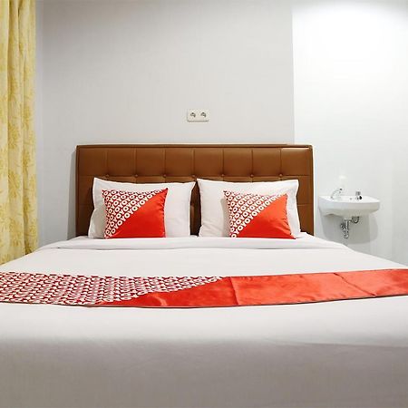 Oyo 1649 Grya Lavinsa Hotel Padang  Buitenkant foto