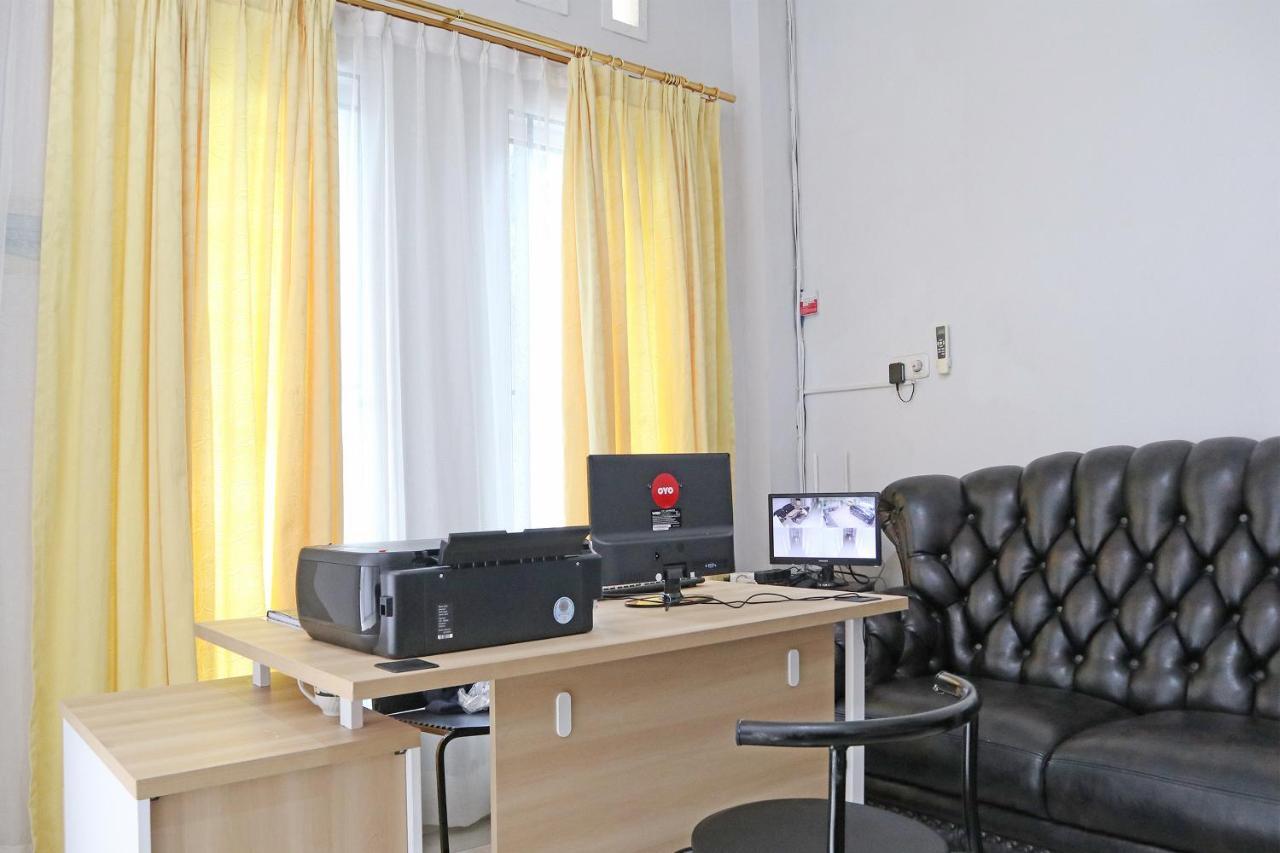 Oyo 1649 Grya Lavinsa Hotel Padang  Buitenkant foto