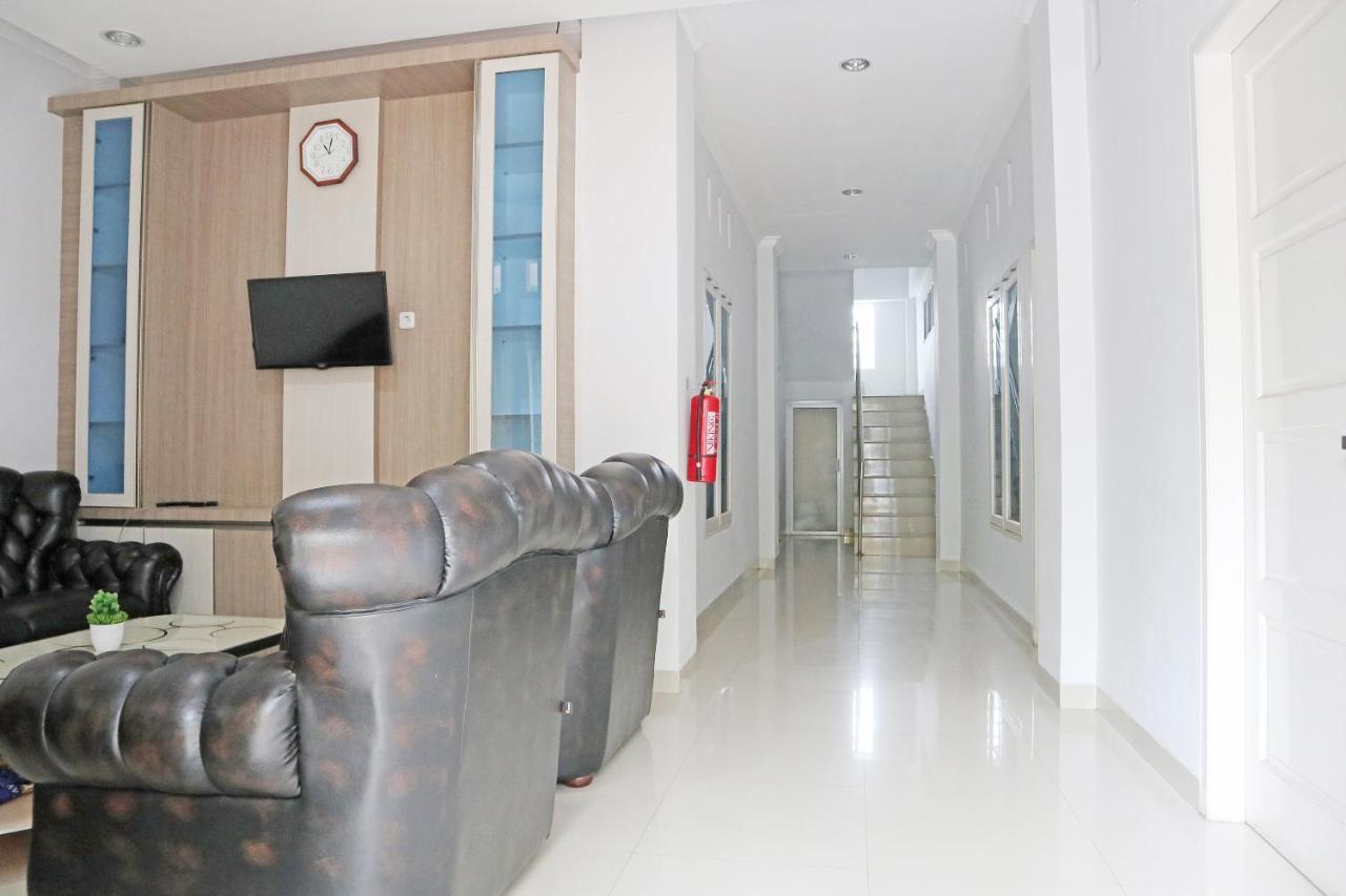 Oyo 1649 Grya Lavinsa Hotel Padang  Buitenkant foto