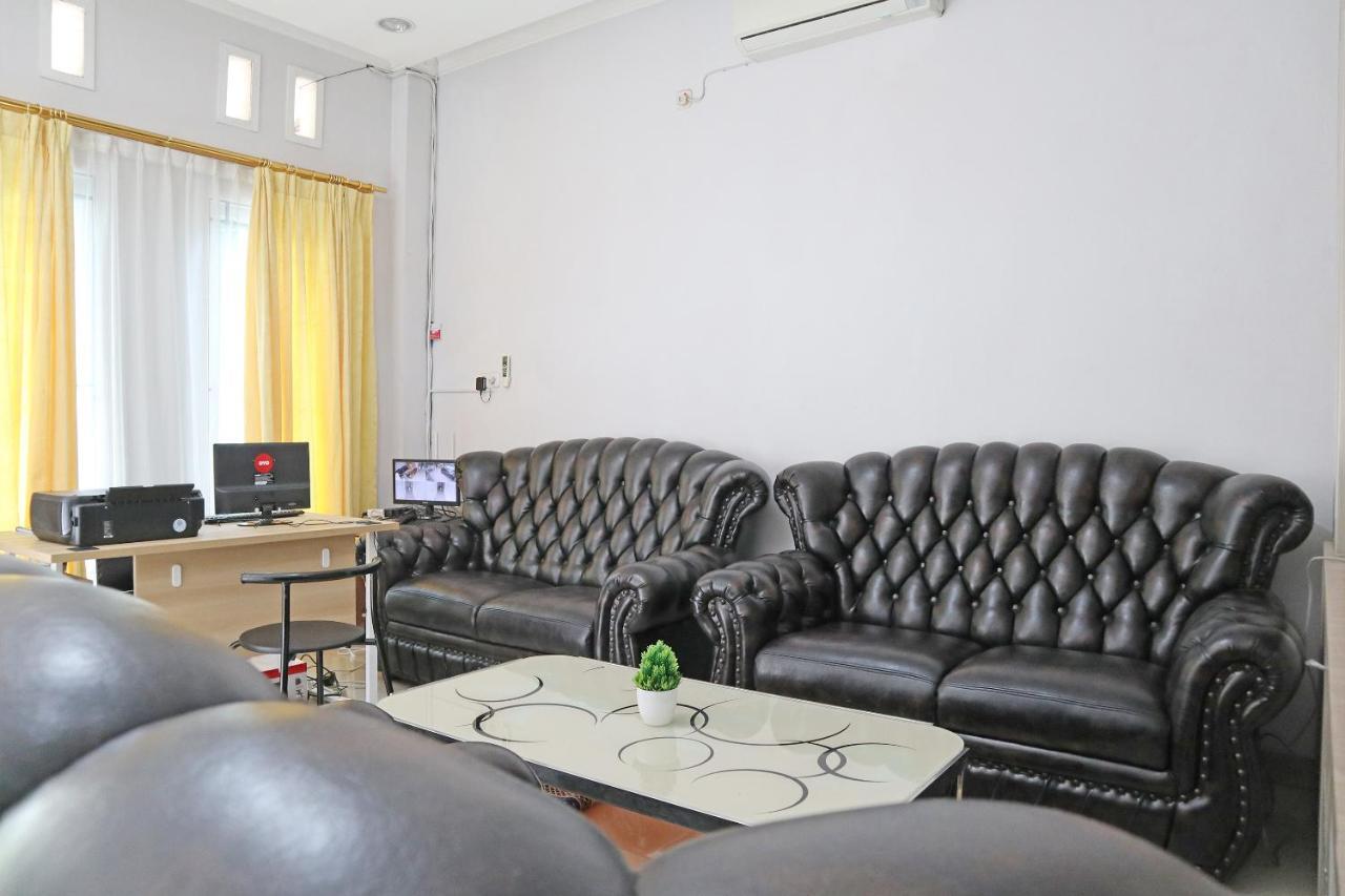 Oyo 1649 Grya Lavinsa Hotel Padang  Buitenkant foto