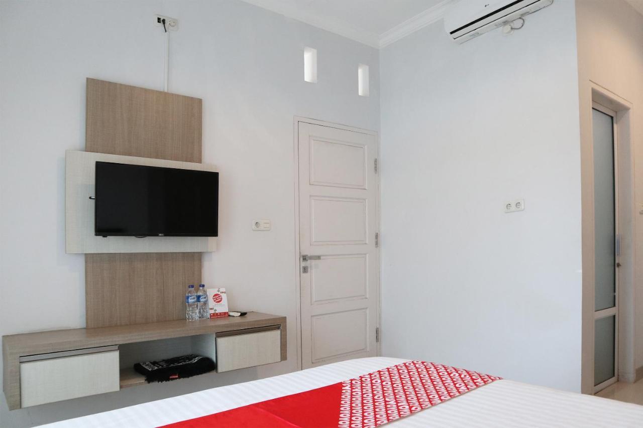 Oyo 1649 Grya Lavinsa Hotel Padang  Buitenkant foto