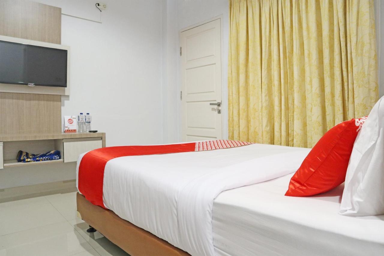 Oyo 1649 Grya Lavinsa Hotel Padang  Buitenkant foto